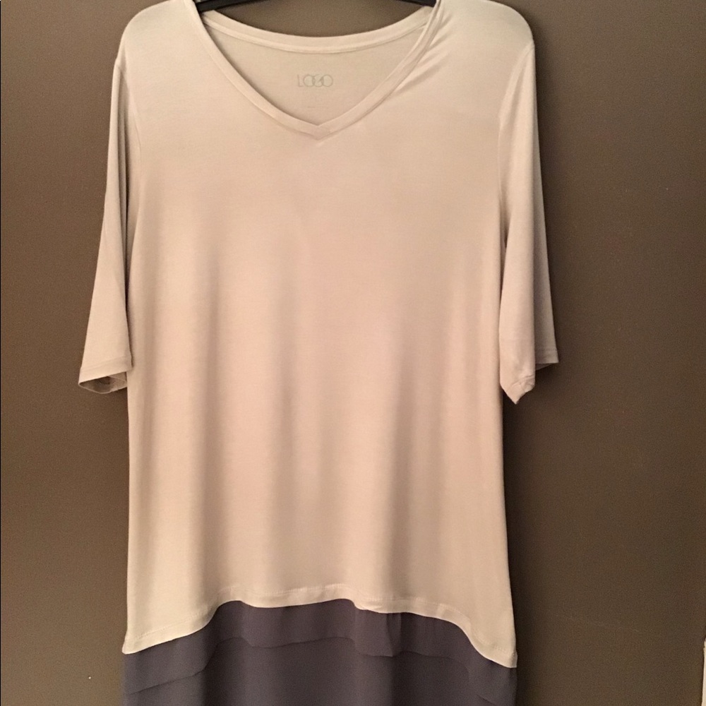 Logo top with trimmed hem